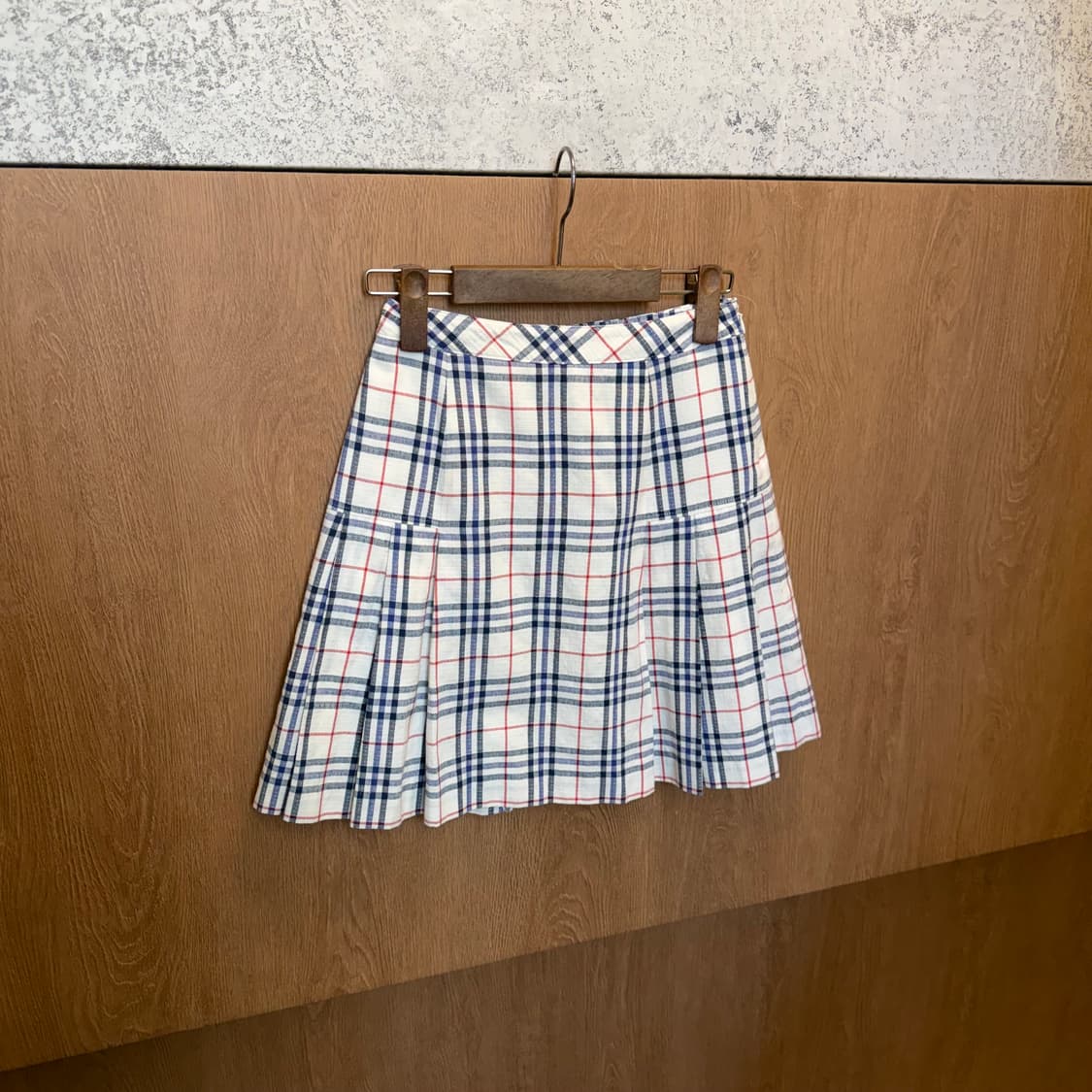 버버리 런던 플리츠 미디 스커트 노바체크 디테일 A라인 화이트 상품이미지6