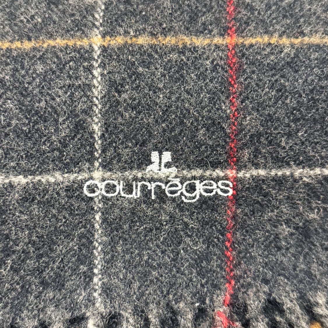 꾸레쥬 울 머플러 체크 라인 로고 자수 디테일 차콜 상품이미지5