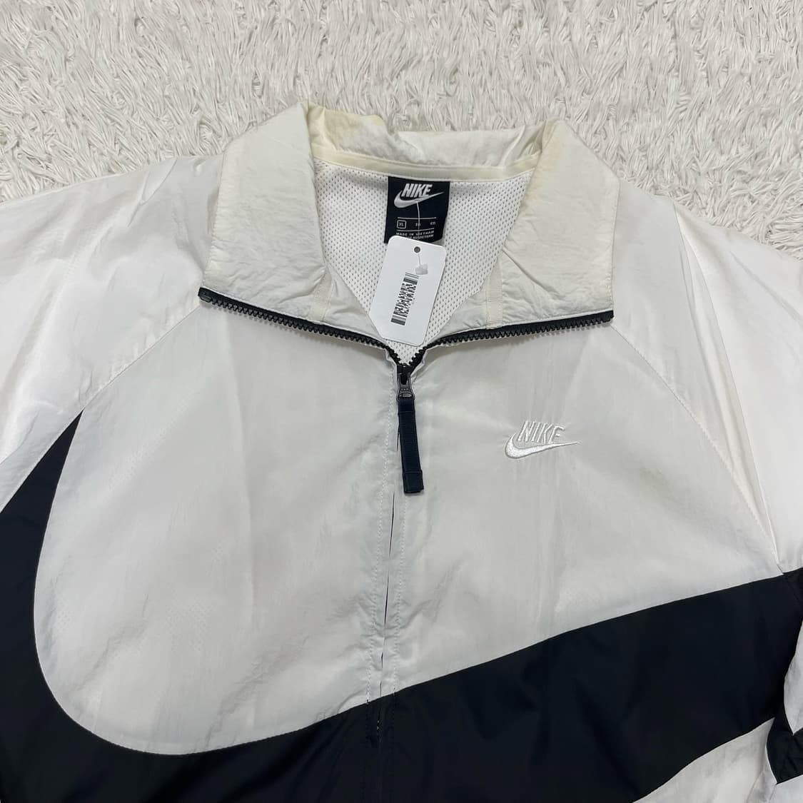 Nike big swoosh white windbreaker 상품이미지5