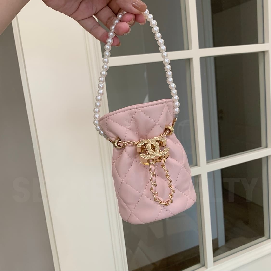 샤넬뷰티 미니 버킷백 진주체인  크로스백 핑크 드로스트링 백  상품이미지1