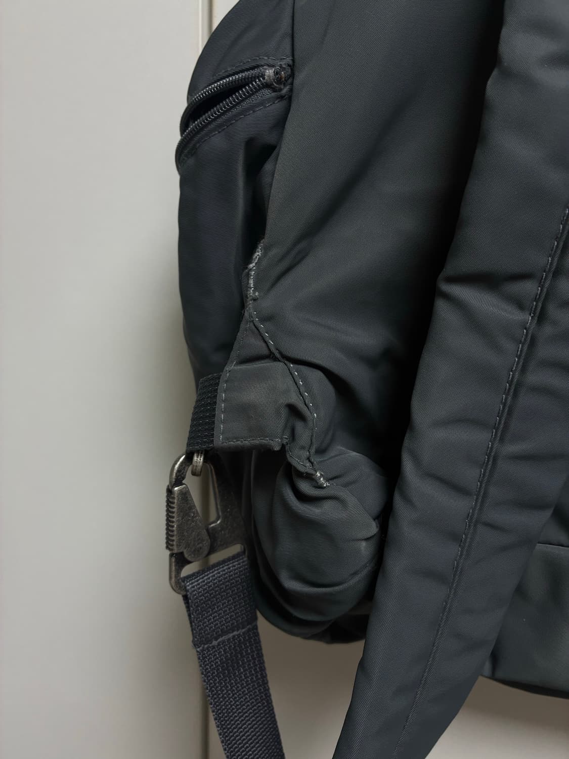 오호스 리버시블 스트링 백팩 챠콜 상품이미지5