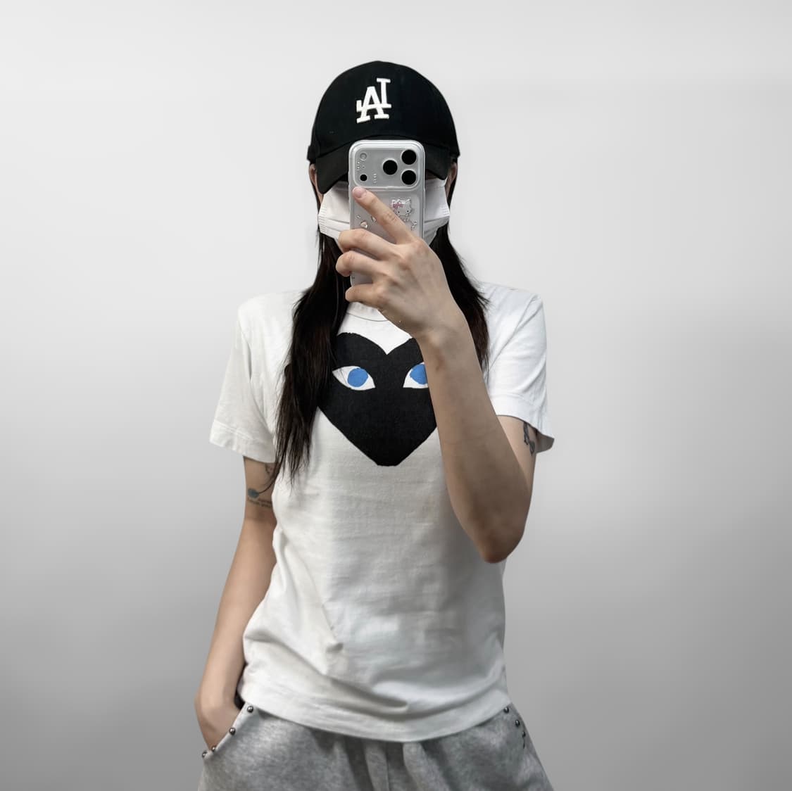 꼼데가르송 블랙 하트 와펜 반팔티 화이트 상품이미지1