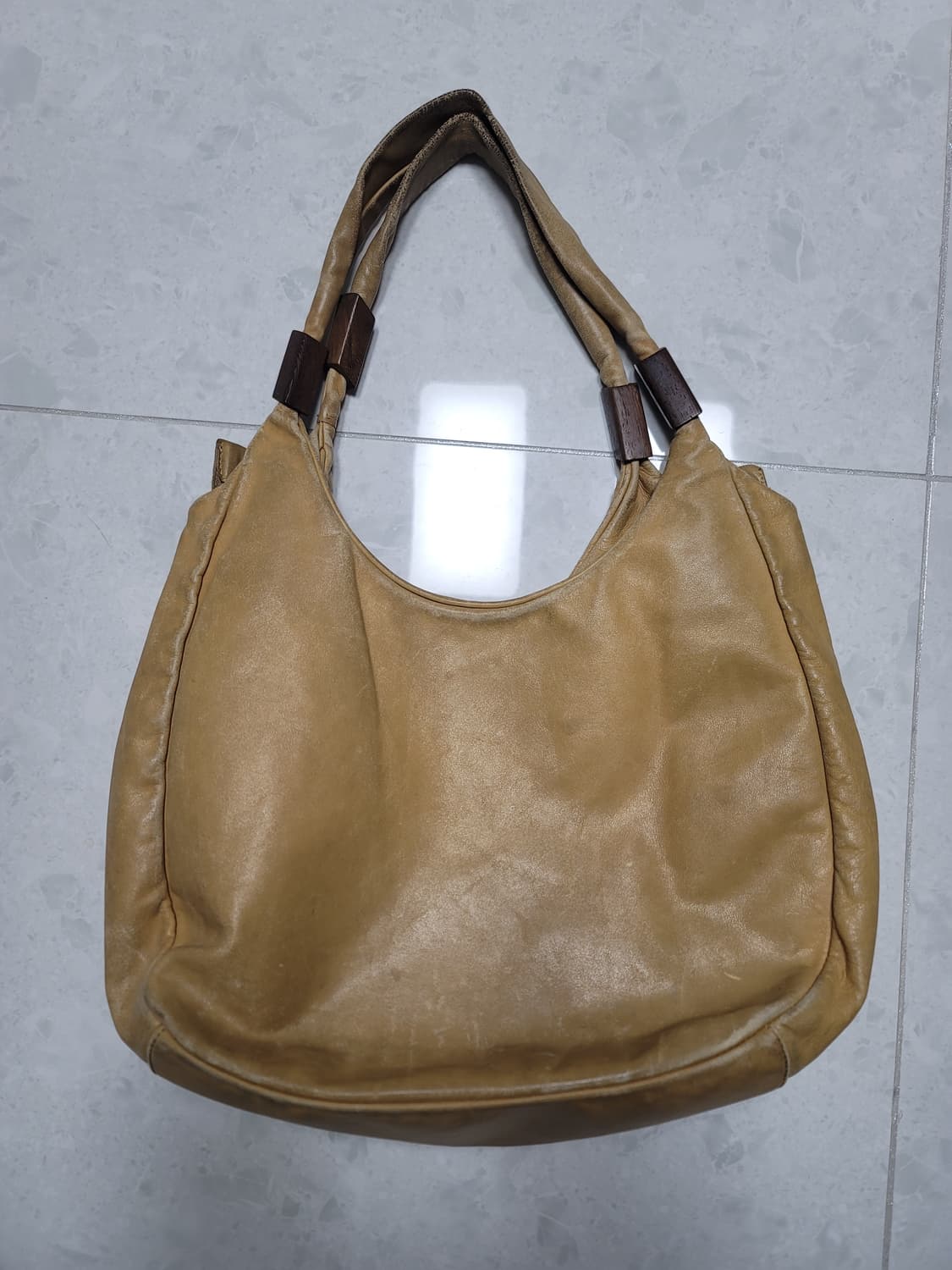 Zeoenzeoen 이태리 가죽 숄더백 사용감있음

모서리부분 위주 까짐 상품이미지1