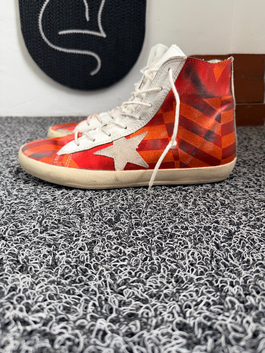 골든구스 프란시(Francy) 하이탑 스니커즈 - 지오메트릭 레드/오렌지 상품이미지1