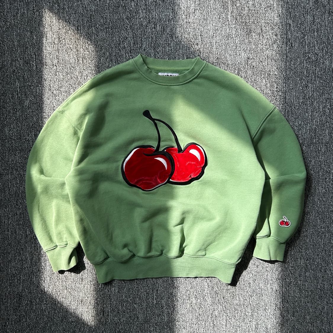 키르시 빅 체리 그린 맨투맨 상품이미지1
