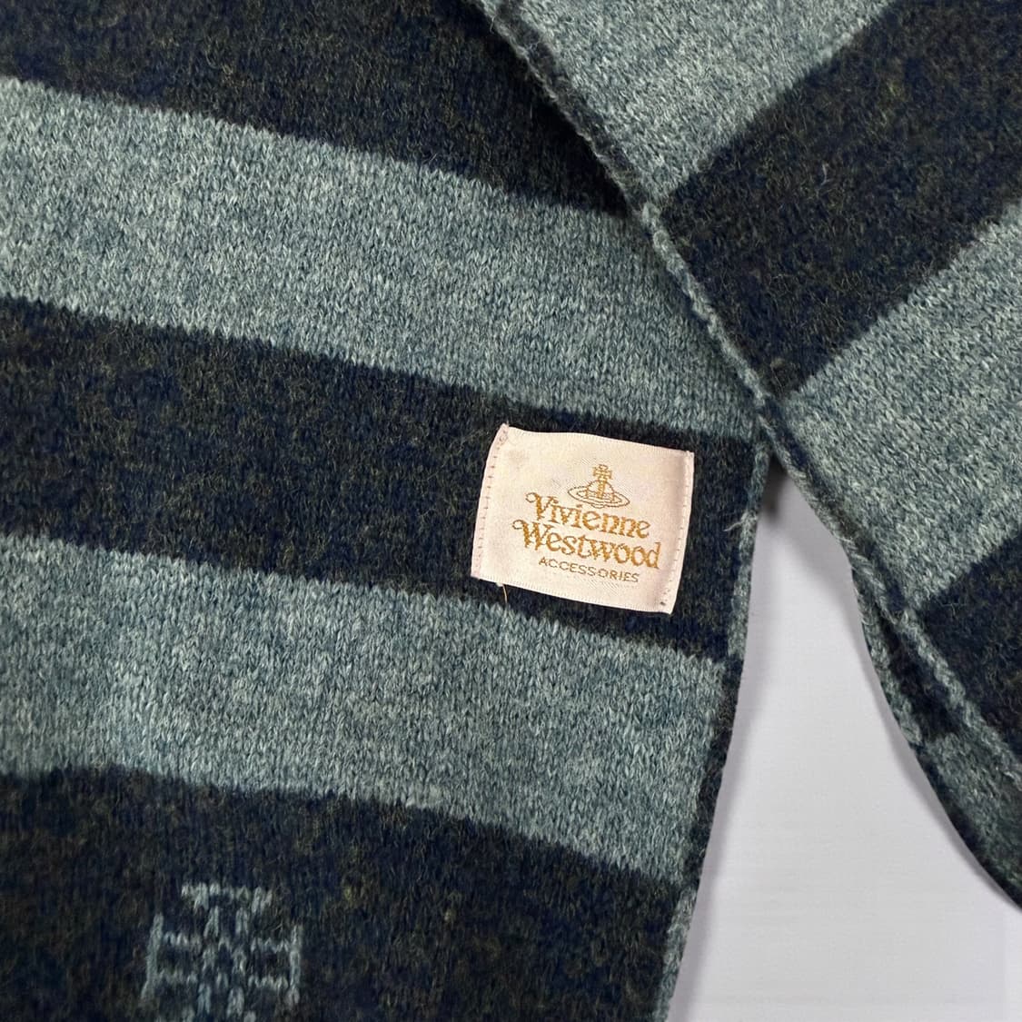 비비안웨스트우드 픽셀로고 퐁퐁 머플러 상품이미지4