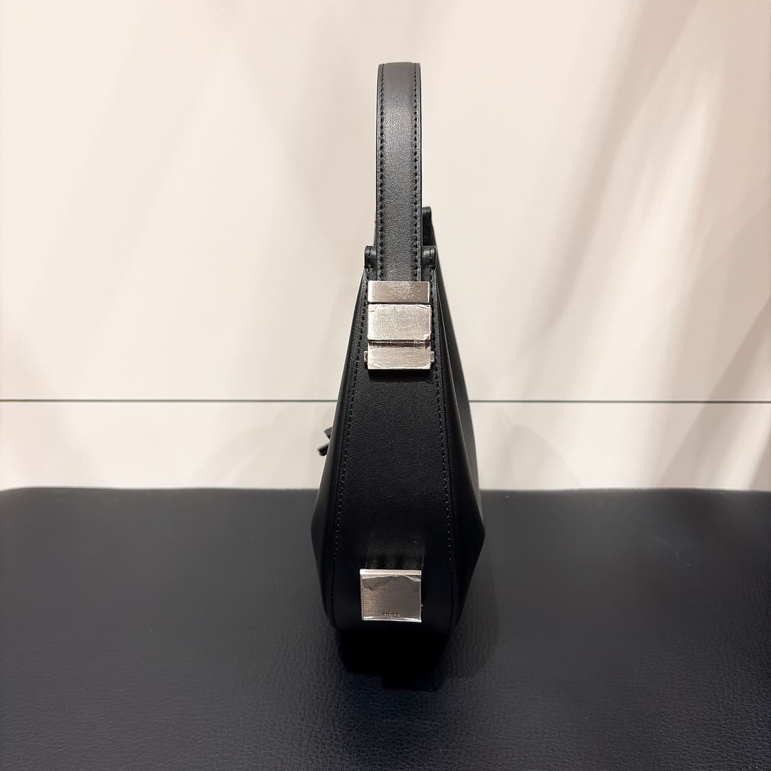 (정품/새상품) OSOI 오소이 여성 블랙 토니 미니 호보백 상품이미지3