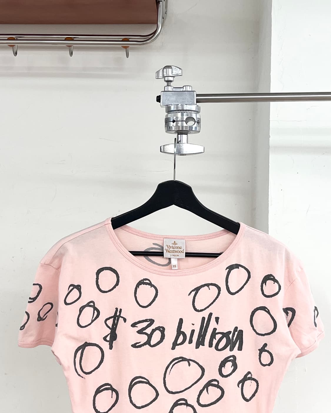 비비안 웨스트우드 라이트핑크 그래픽 텍스트 반팔 티셔츠 상품이미지2