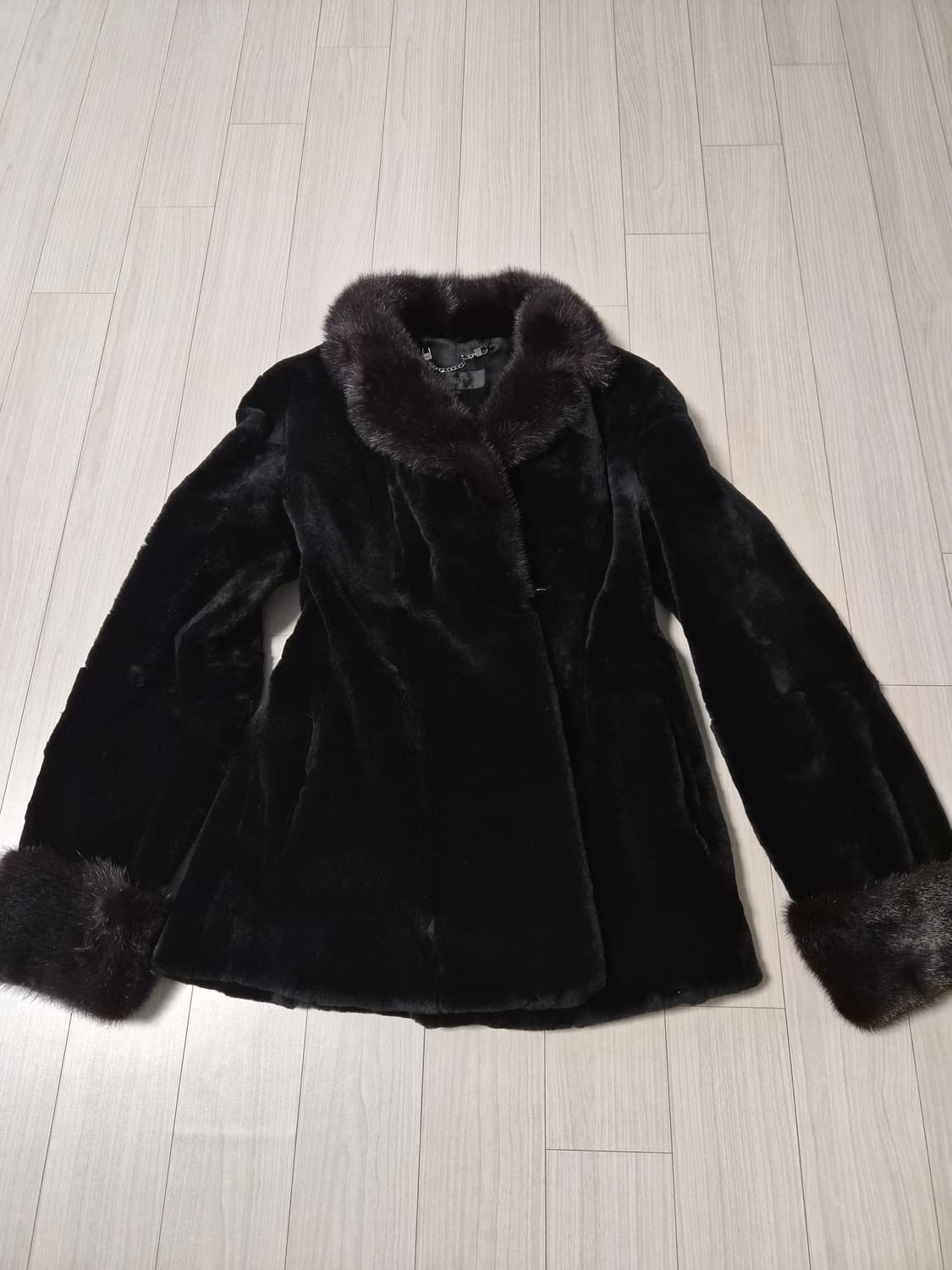 지고트(JIGOTT) 리얼 쉬어드 밍크 100% 하프 코트 상품이미지4