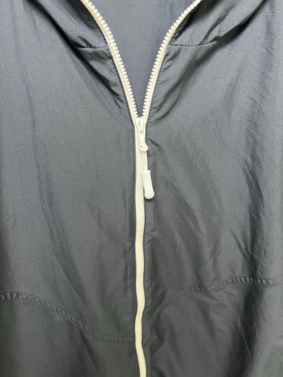 [정품] 2 톰브라운 립스탑 사선 바람막이 네이비 상품이미지5