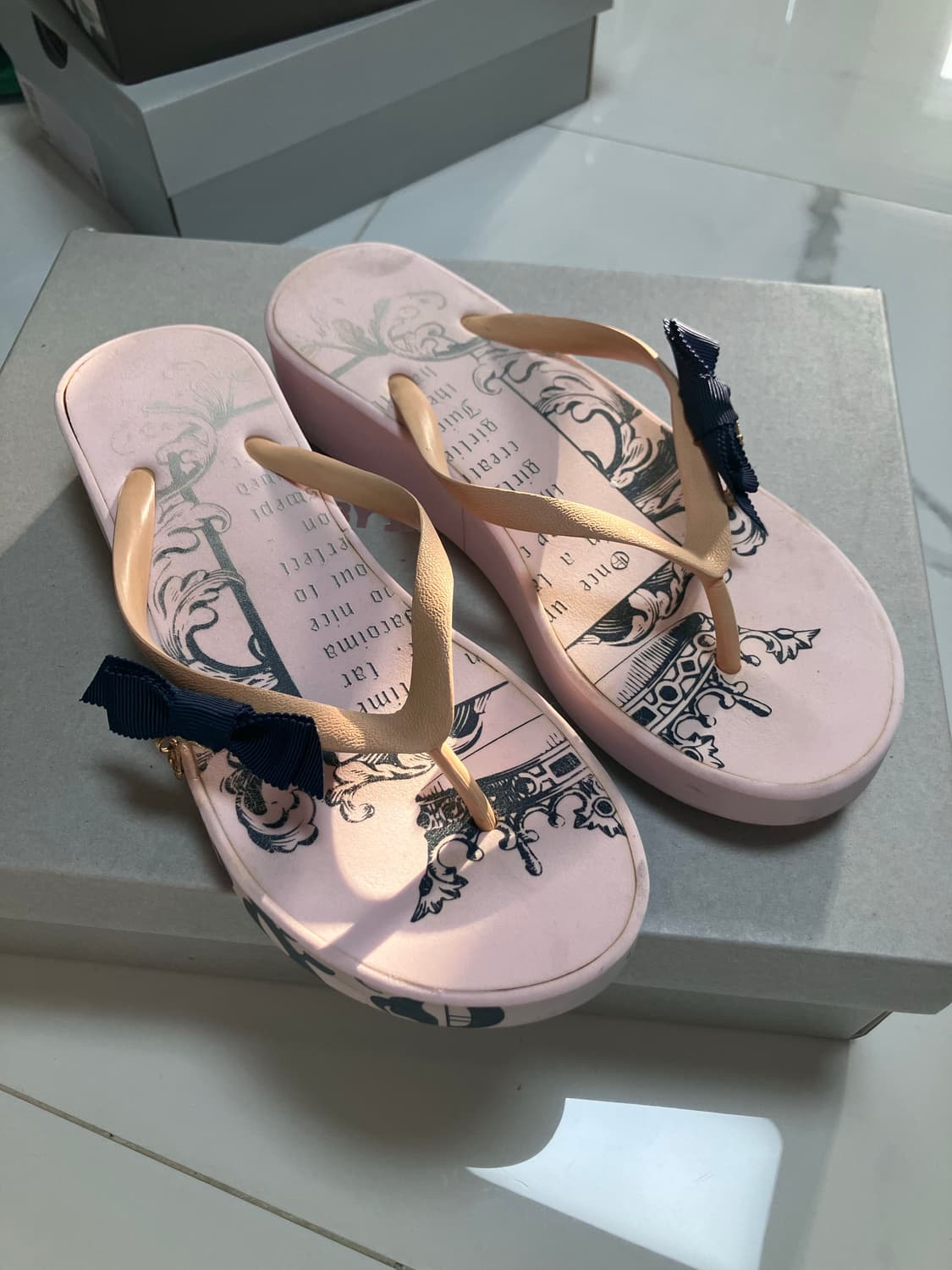 레어템 쥬시 꾸뛰르 Y2K 웨지힐 통굽 연핑크 샌들 쪼리 6.5 상품이미지1