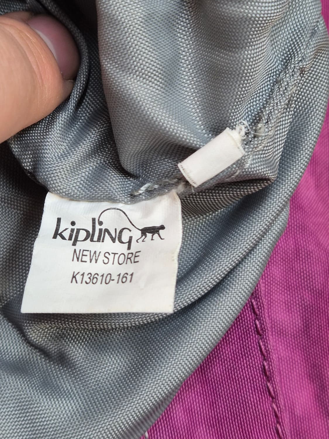 키플링 퍼플 토트백 K13610-161 모델입니다. 가벼운 소재라 데일리 상품이미지5
