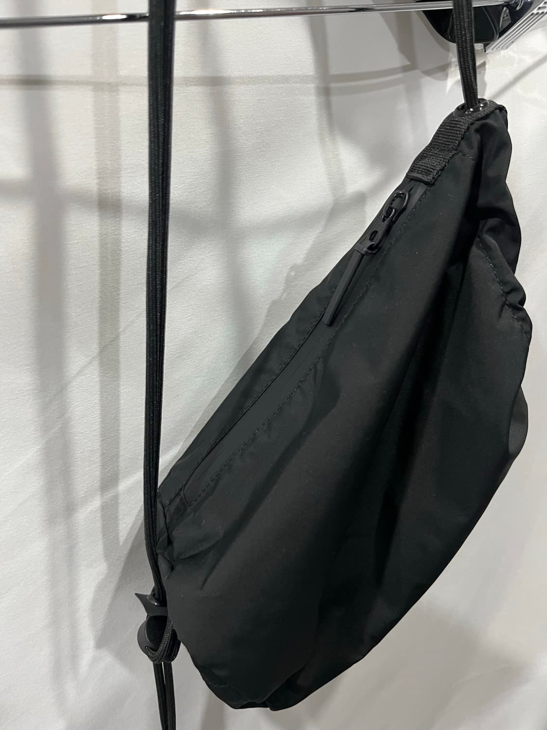 유니클로 U 블랙 드로우 스트링 파우치 백 OS 상품이미지4