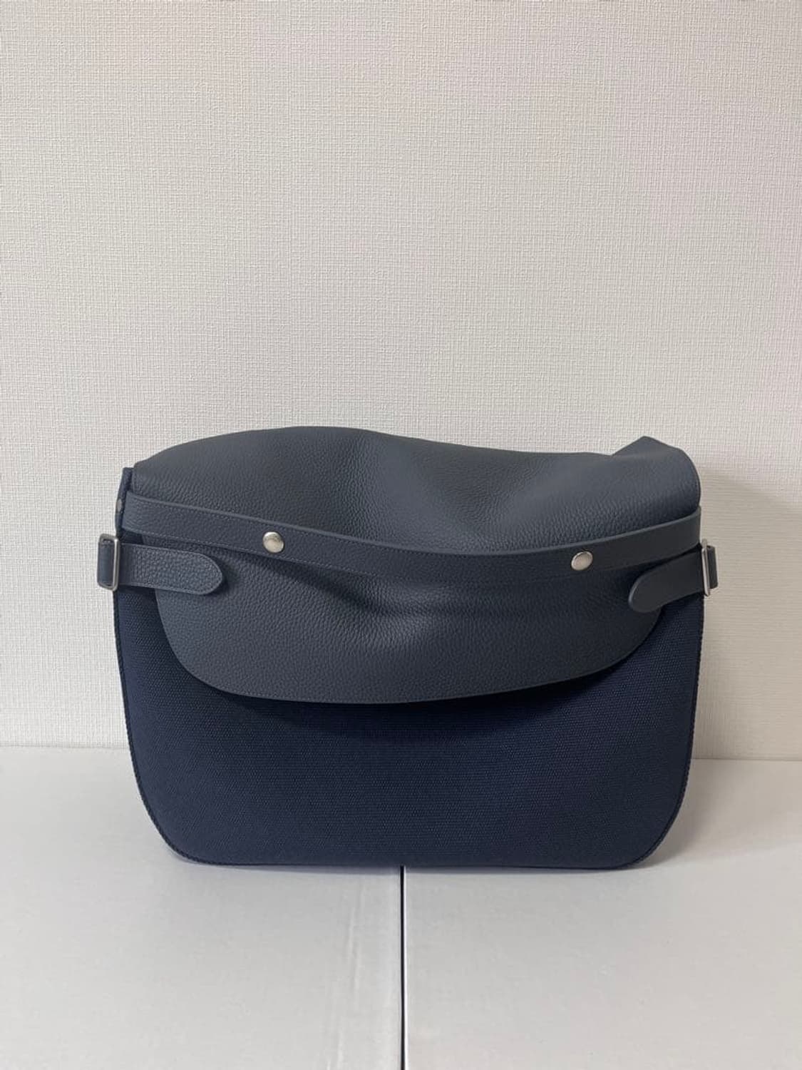 26ss HEFNER LEATHER POSTMAN BAG 상품이미지1