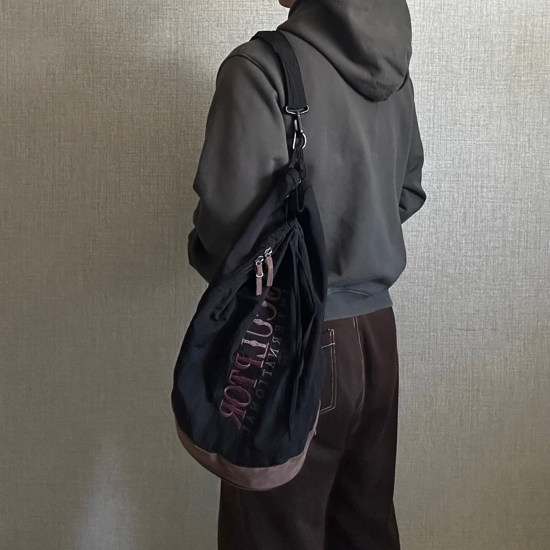 SCULPTOR Bucket-Style Messenger Bag 상품이미지1