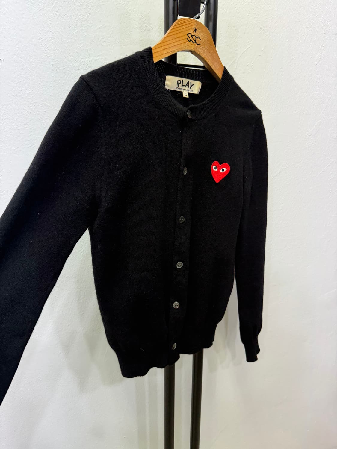 매징핀정품) 꼼데가르송 여성 레드와펜 블랙 가디건 S 상품이미지2