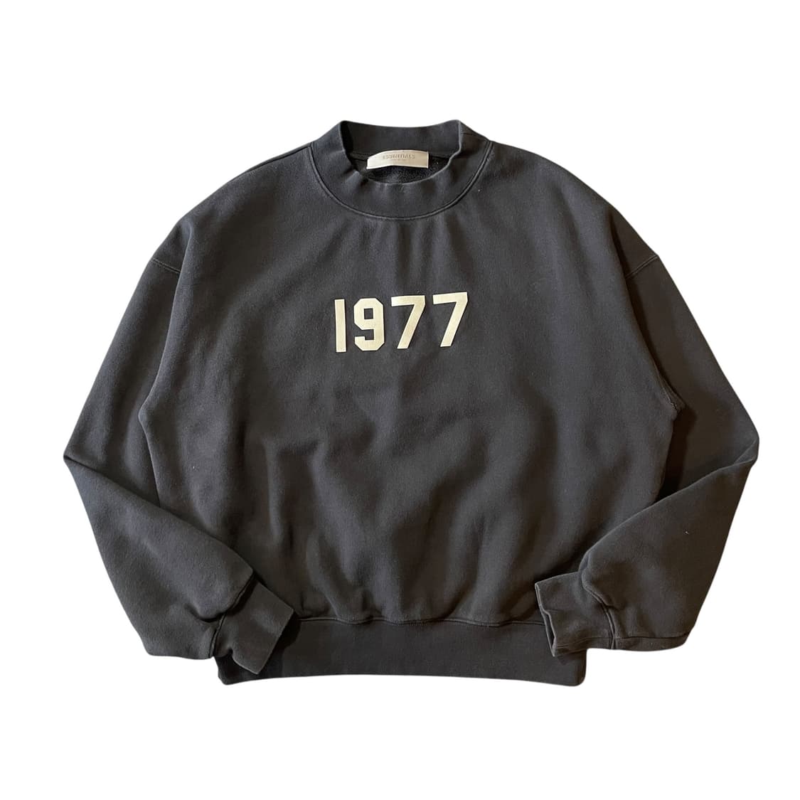 에센셜 맨투맨 상품이미지1