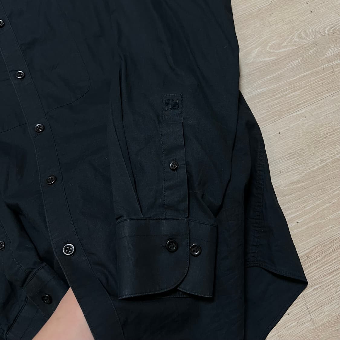 지방시 맨 자수로고 라운드 햄 긴팔셔츠 [블랙] 40(L/100) 상품이미지4