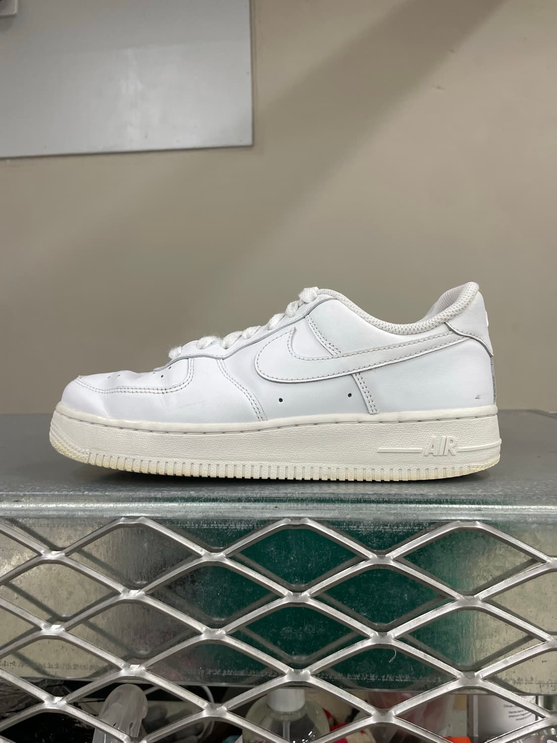 나이키 에어포스 1 로우 화이트 240 상품이미지1