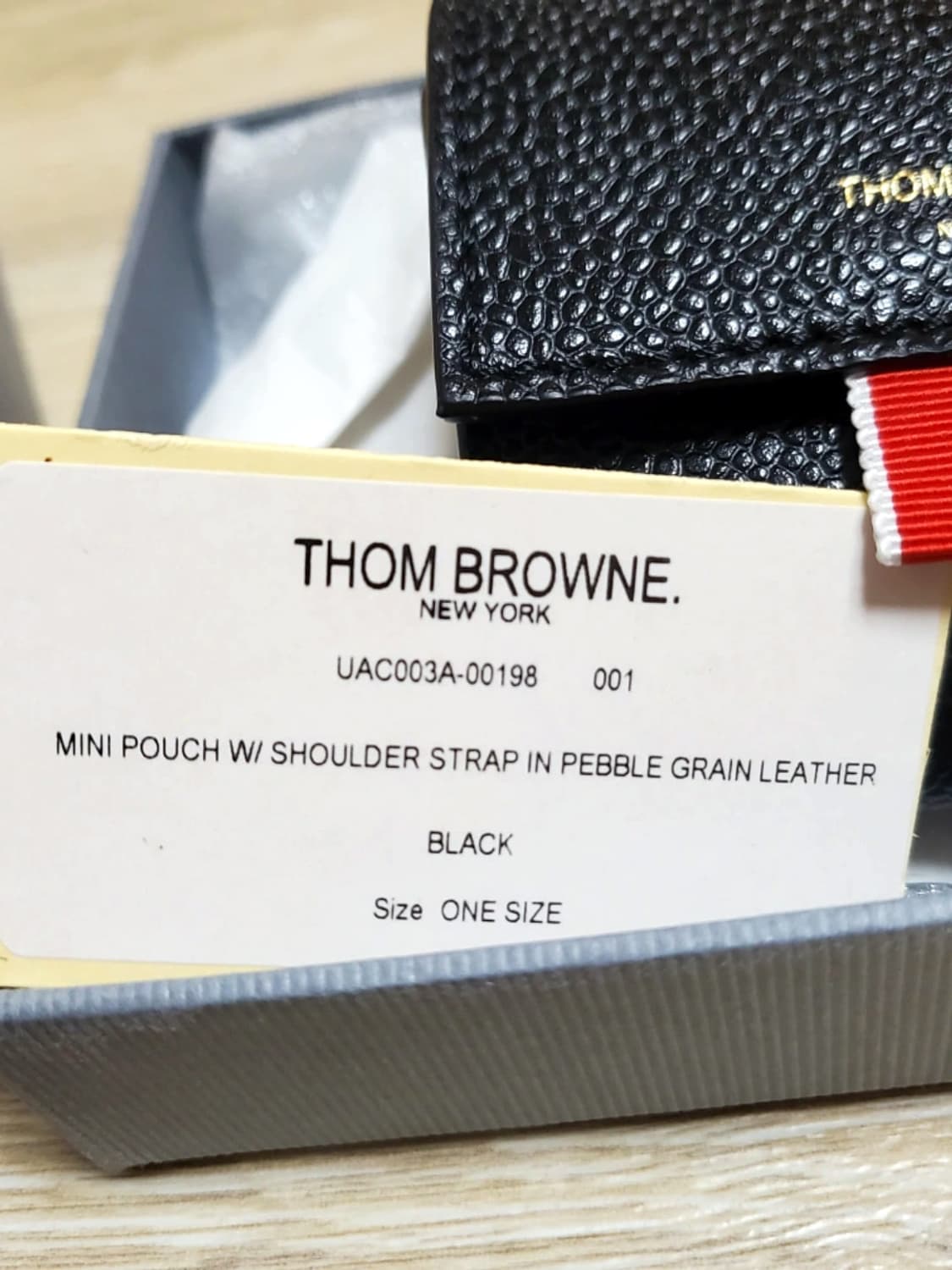 톰브라운 페블 레더 미니 파우치 위드 숄더 스트랩 상품이미지7