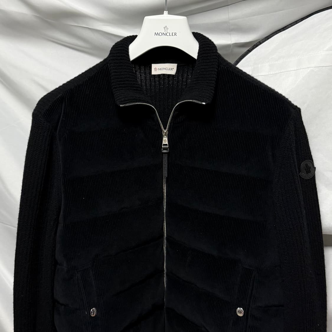 [S+급/M] 23FW 몽클레어 니트패딩 벨벳 집업 블랙 상품이미지2