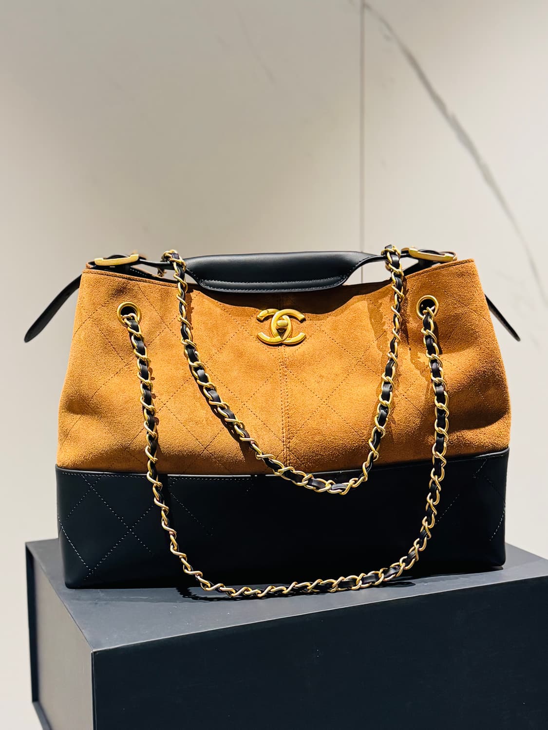 샤넬 공방 25A 스웨이드 스몰 숄더백 상품이미지1