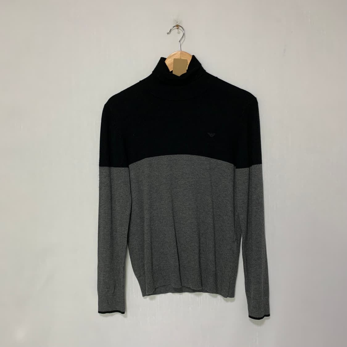 엠포리오 아르마니 블랙 그레이 배색 모크넥 긴팔 니트 여성 상품이미지1