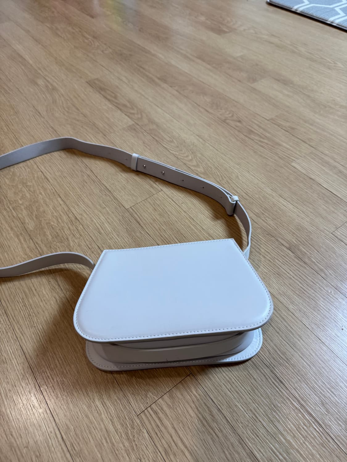 코스 레더 크로스백 상품이미지3