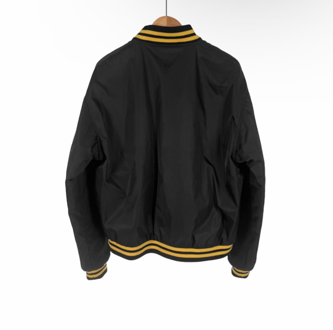 [L] 프라다 남성 로고 패치 리나일론 바시티 봄버 자켓 블랙 상품이미지2