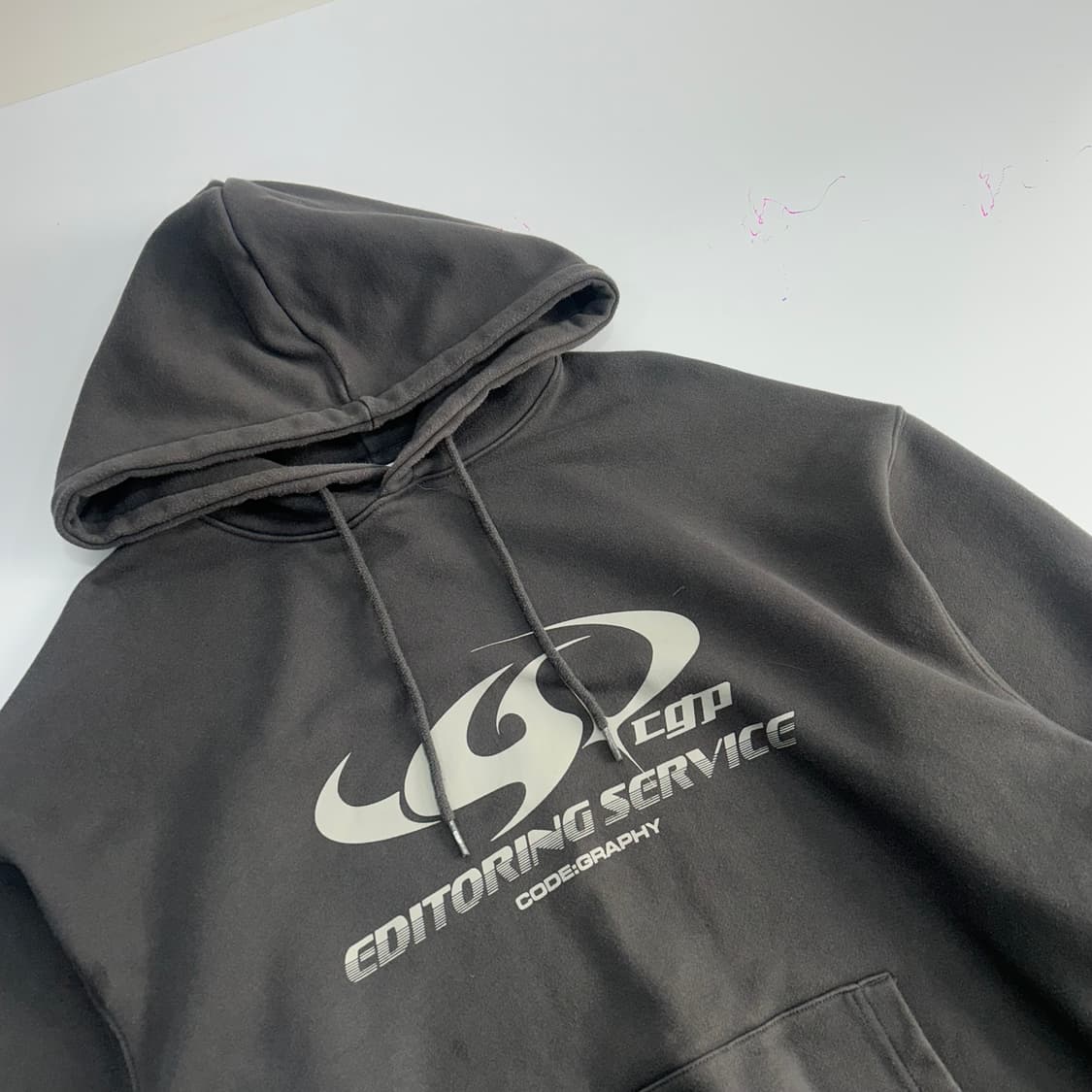 Code graphy 코드그라피 로고 프린팅 차콜 후드티  상품이미지4