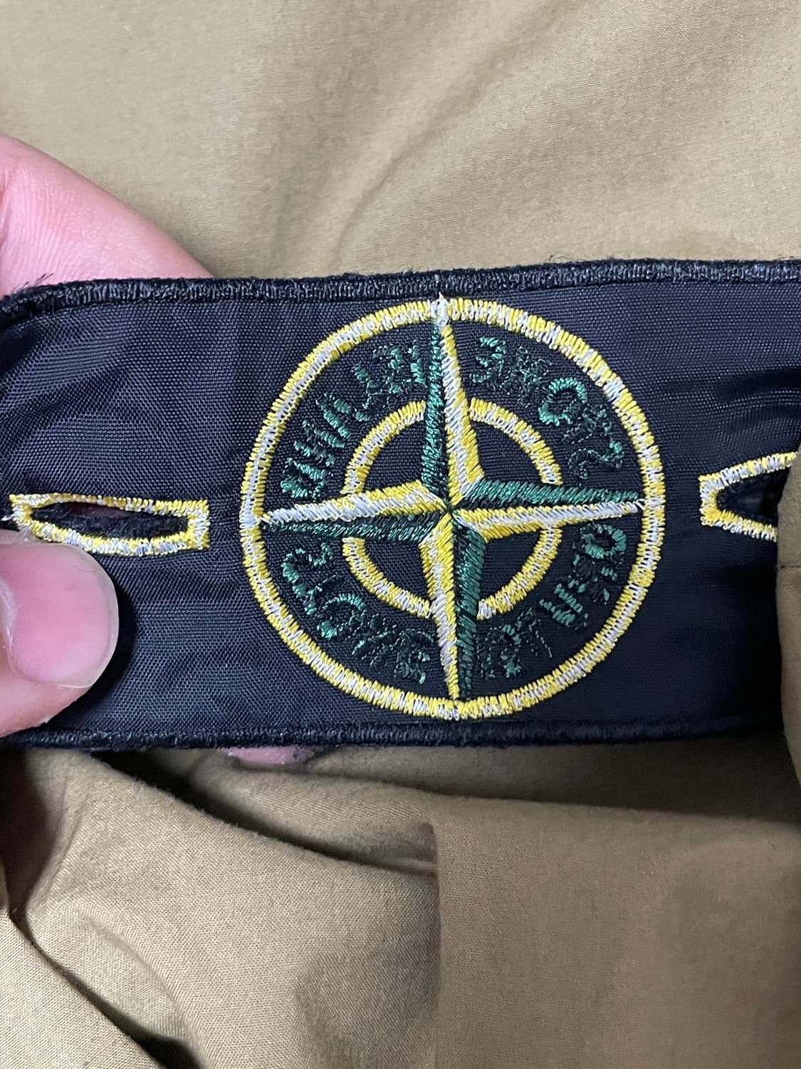 [ 30 ] 23ss 스톤아일랜드 와펜패치 트랙팬츠 밴딩 다크 베이지 상품이미지5