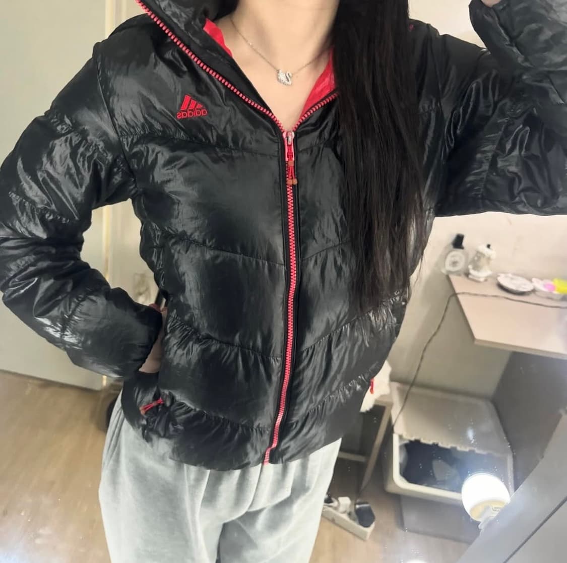 아디다스 검빨 유광 후드 패딩 🖤❤️ 상품이미지1