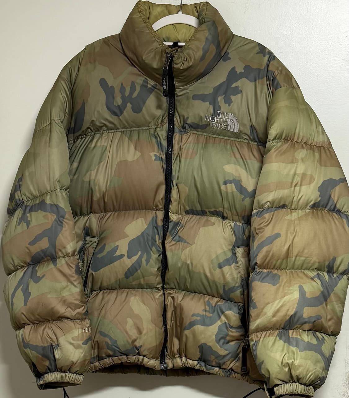 노스페이스 카모 센터로고 눕시 700 패딩 상품이미지1
