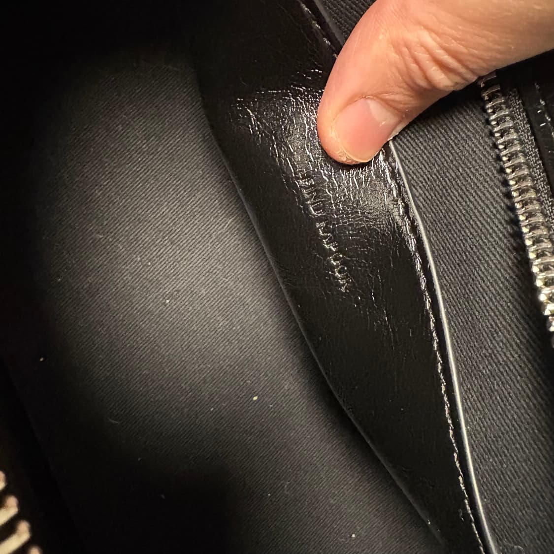 파인드카푸어 크링클드 블랙 마티 브릭백 상품이미지3