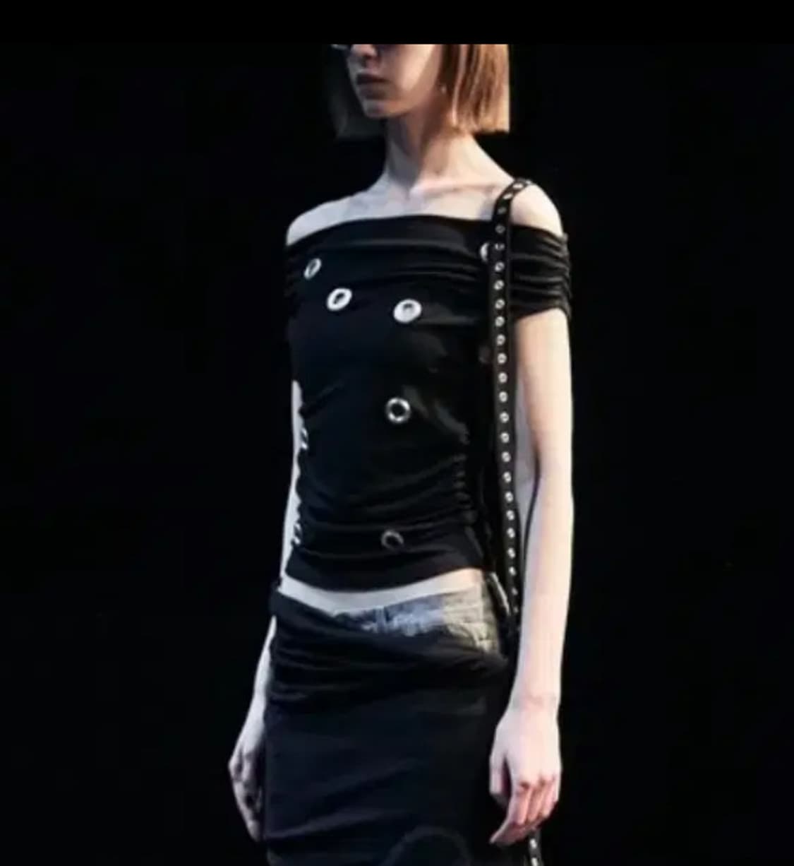 키묘 피어싱 아일렛 스카프 오프숄더 탑 블랙 상품이미지1