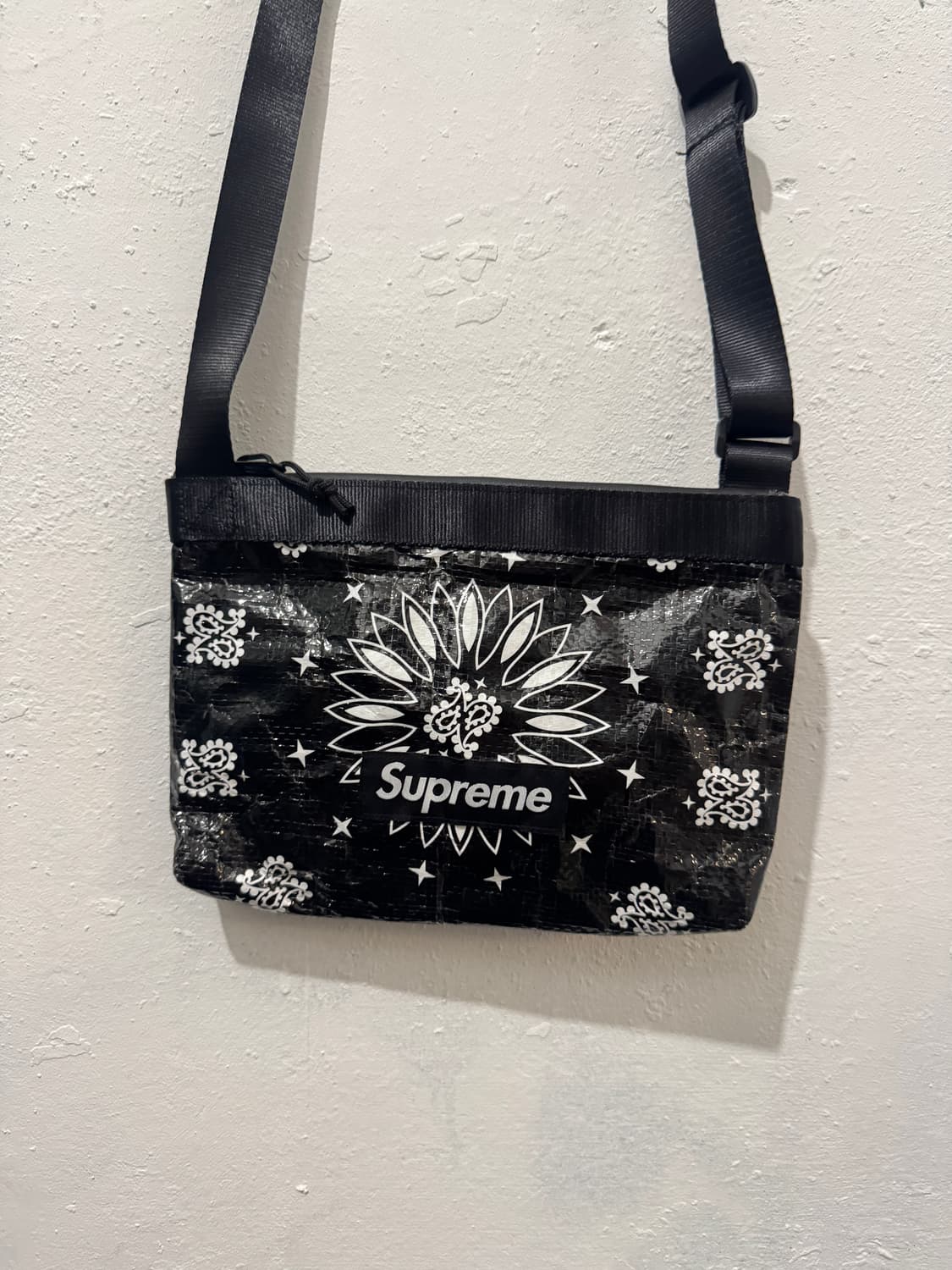 슈프림 반다나 타프 크로스백 상품이미지1