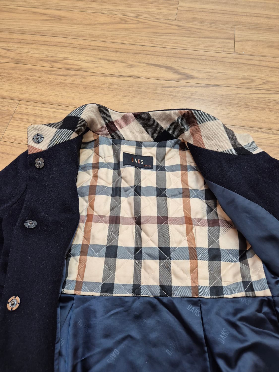닥스 여아용 네이비 플레어 코트 120사이즈입니다. 닥스 특유의 체크무늬 상품이미지4