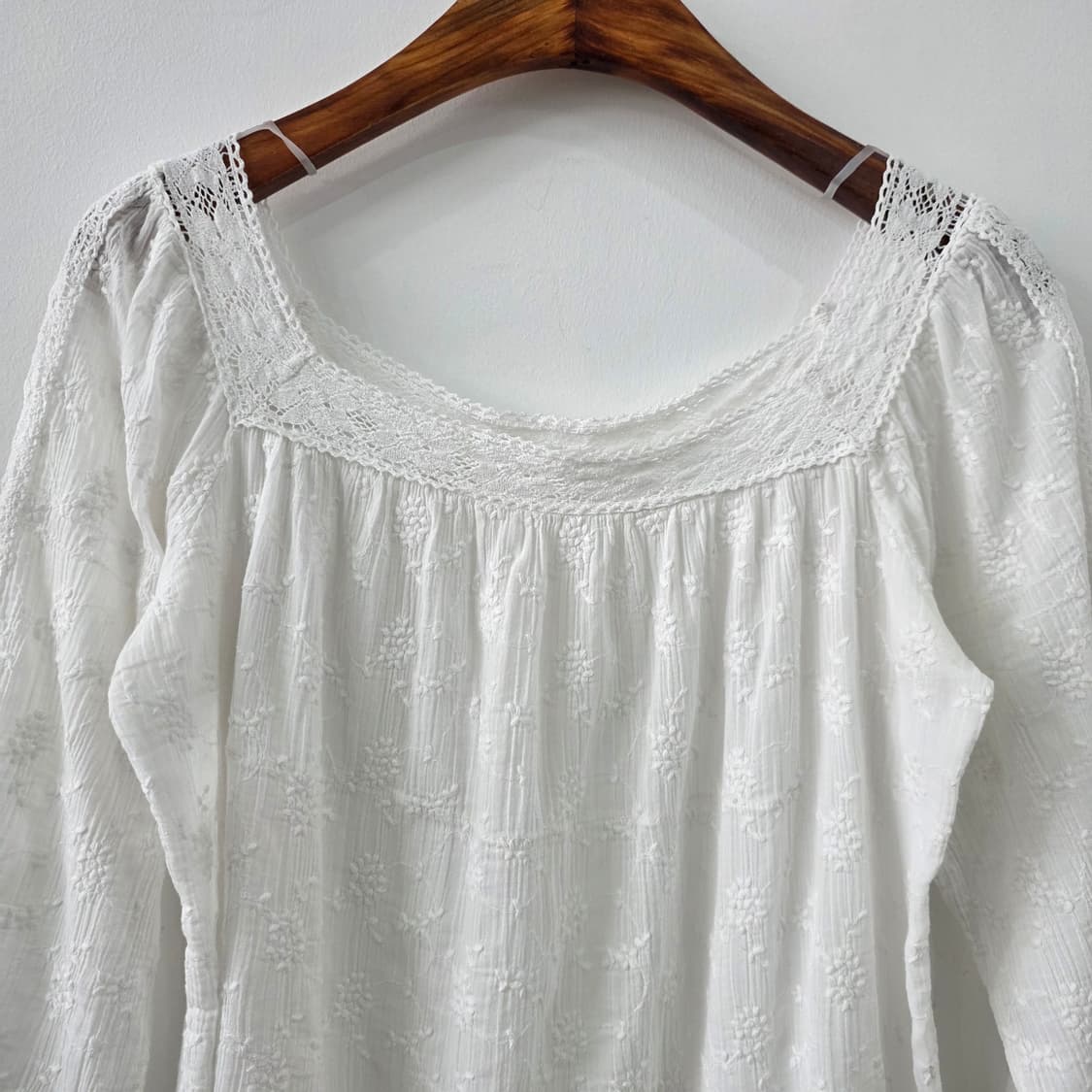 UM 아이보리 플라워 스퀘어넥 자수 블라우스 상품이미지3