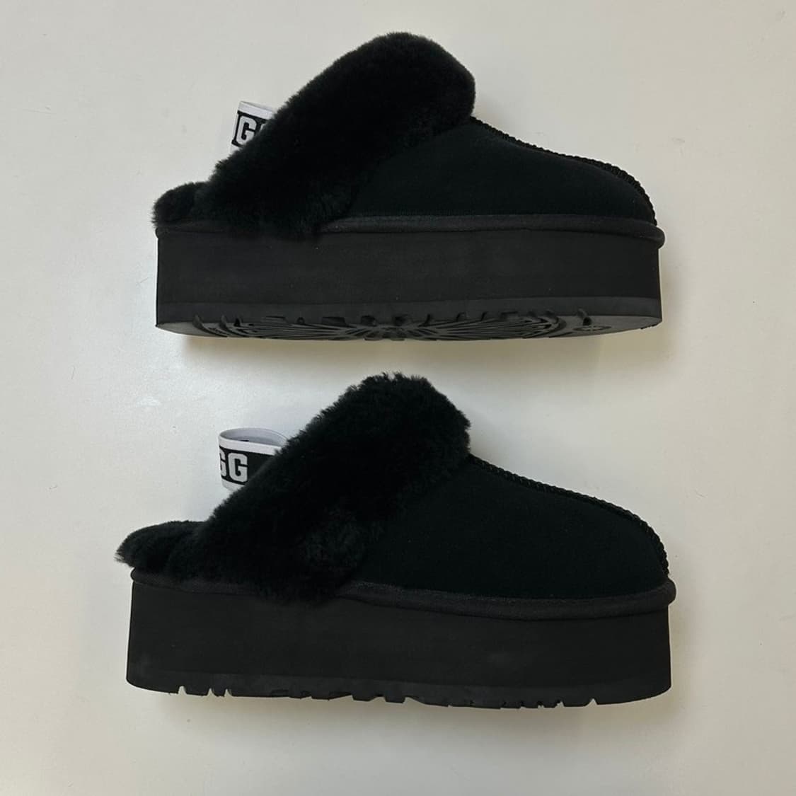 UGG 펀케트 플랫폼 슬리퍼 블랙 260 상품이미지3