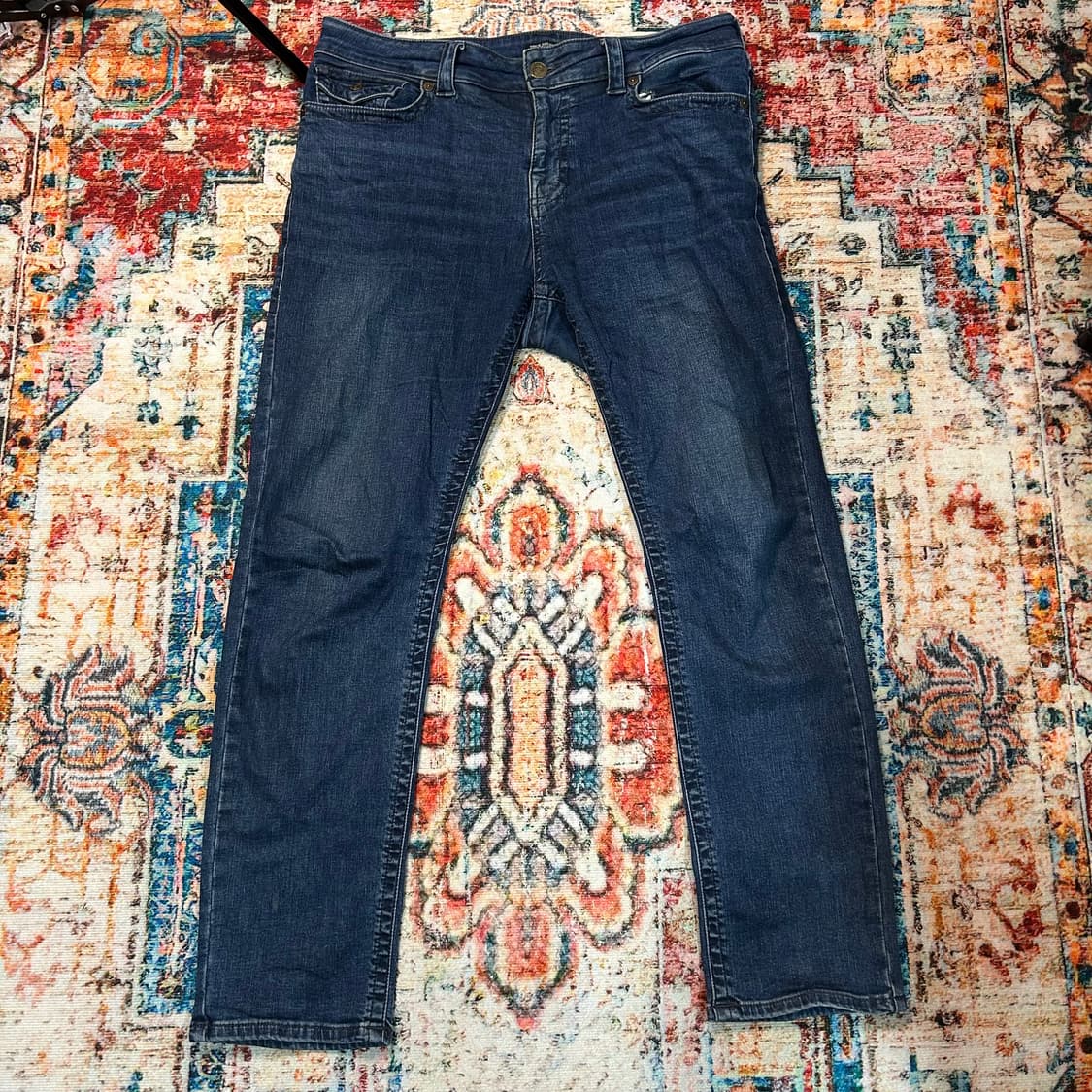 [36] 트루 릴리전 슬림 스트레이트 핏 데님 팬츠 상품이미지1