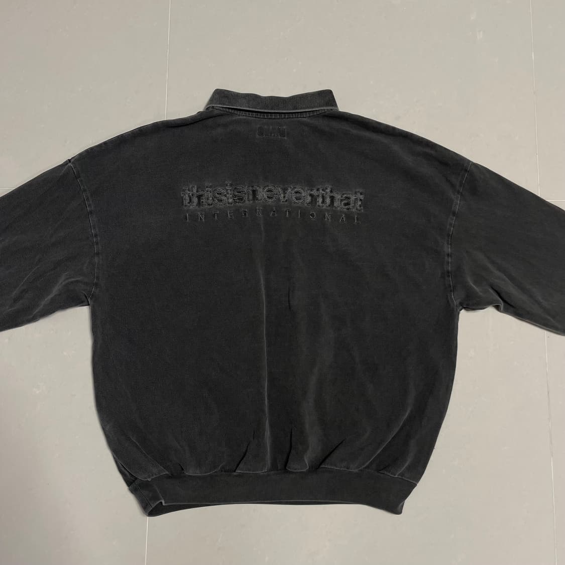 정품 디스이즈네버댓 피그먼트 차콜 빅로고 긴팔 카라티 상품이미지3