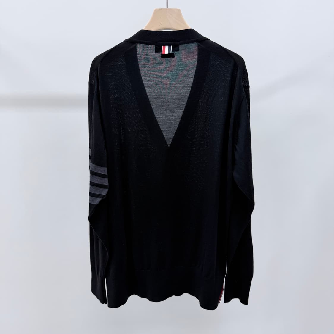 [S+급/5] 톰브라운 사선완장 메리노 울 가디건 블랙 상품이미지5