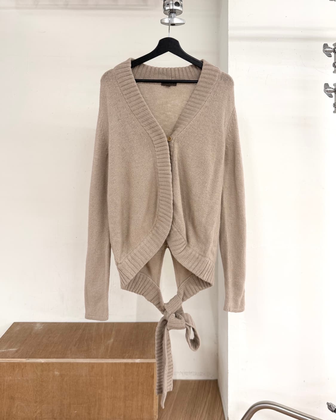로에베 베이지 타이 백 캐시미어 가디건 상품이미지1
