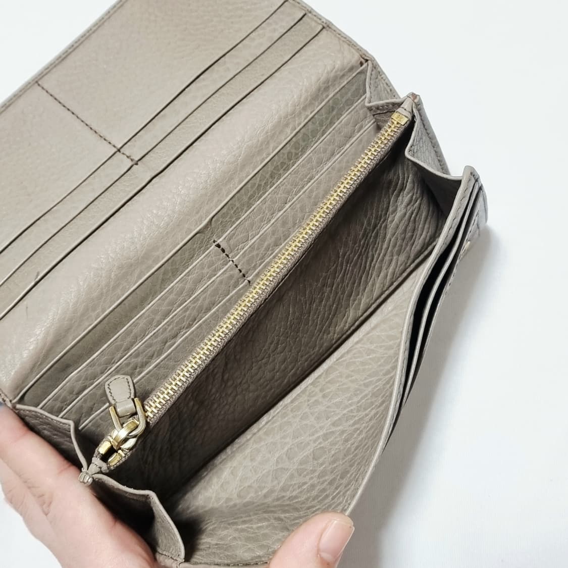 프라다 연그레이베이지 장지갑 (사용감존재/가죽상태 좋은 편 아님) 상품이미지5