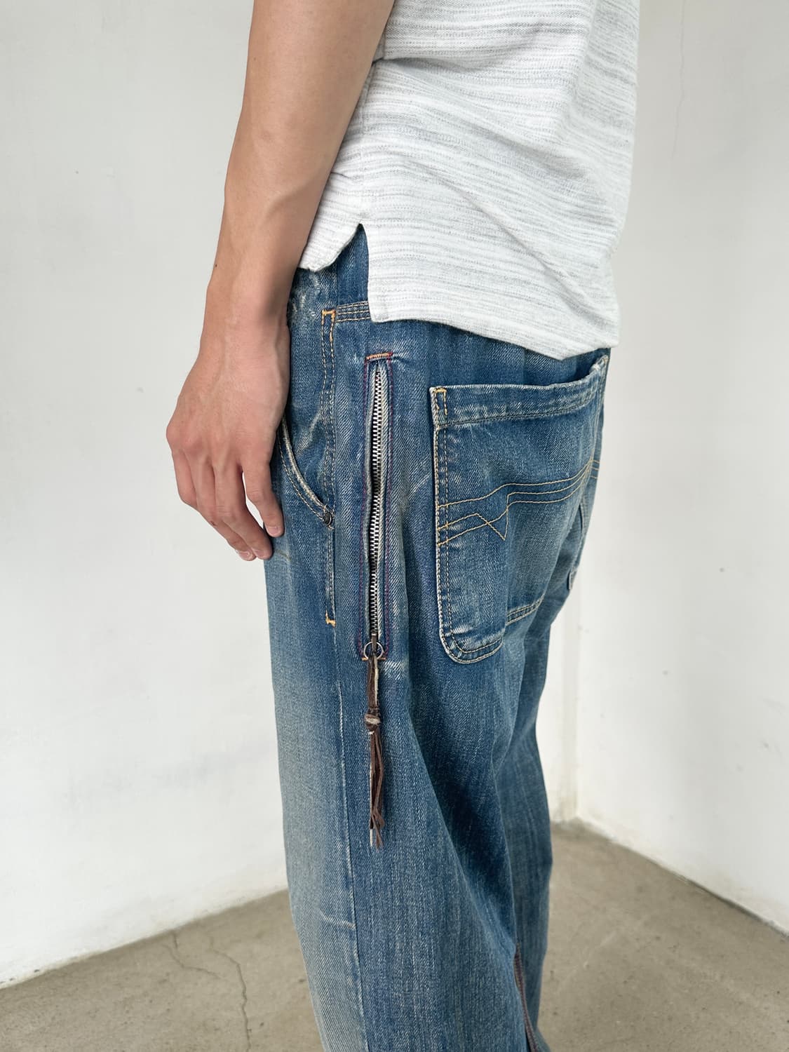 디젤 사이드 지퍼 플레어 데님 팬츠 상품이미지9