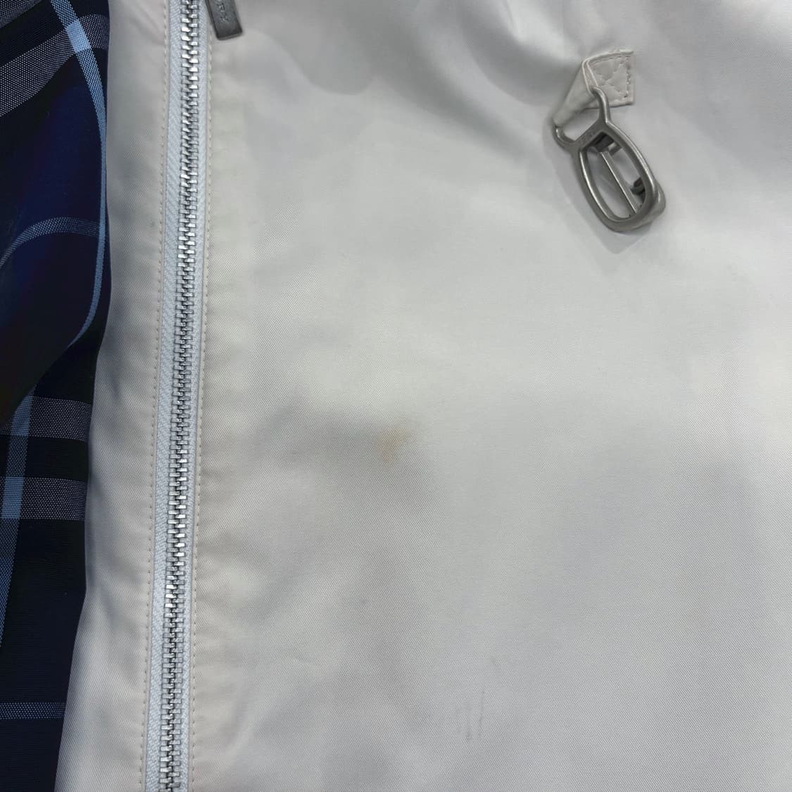 버버리 맥 코트 메탈 버클 더블 플랩 포켓 디테일 라이트 베이지 상품이미지9