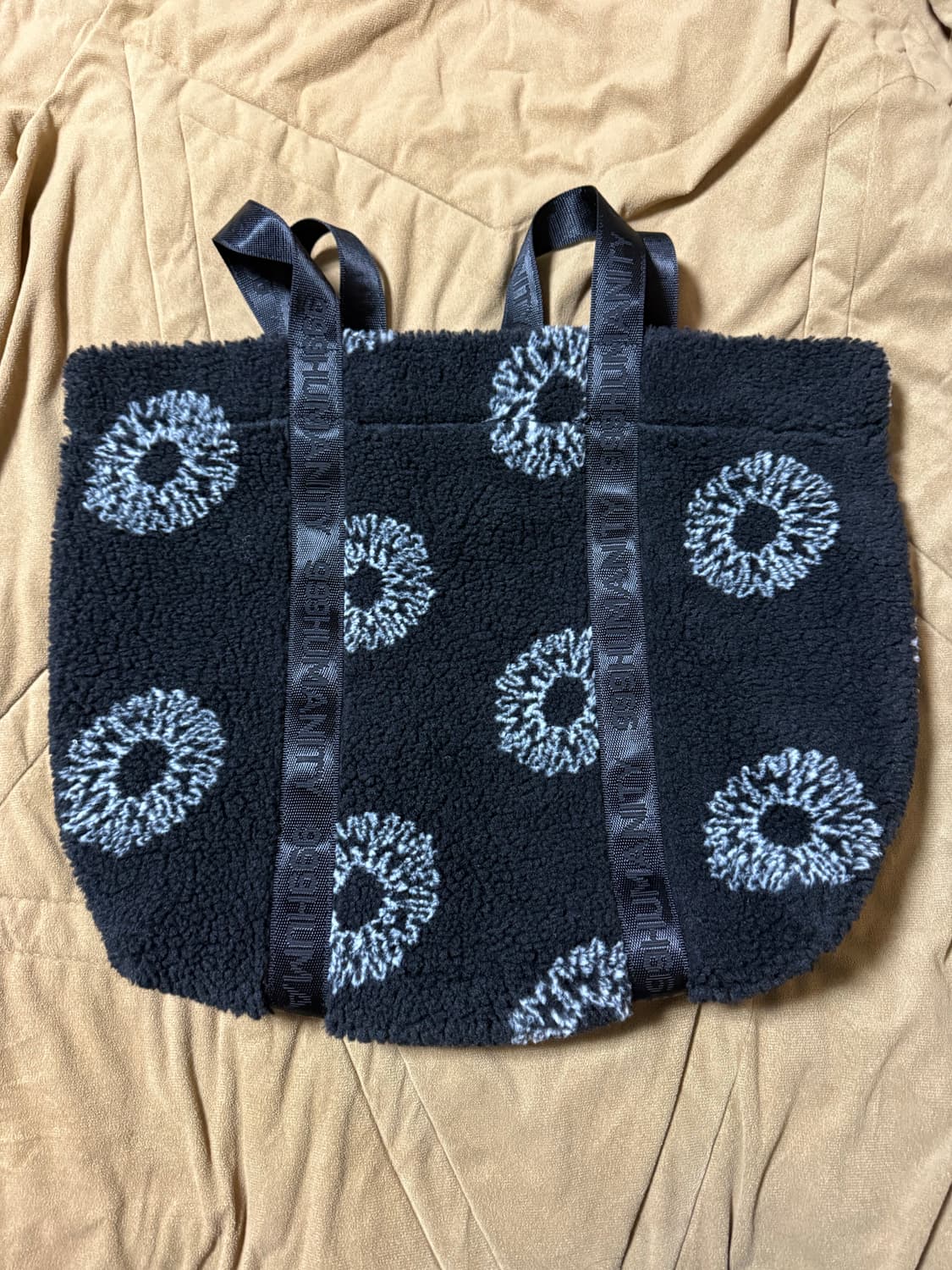 999휴머니티 빅 플리스 토트백 팝니다 상품이미지2