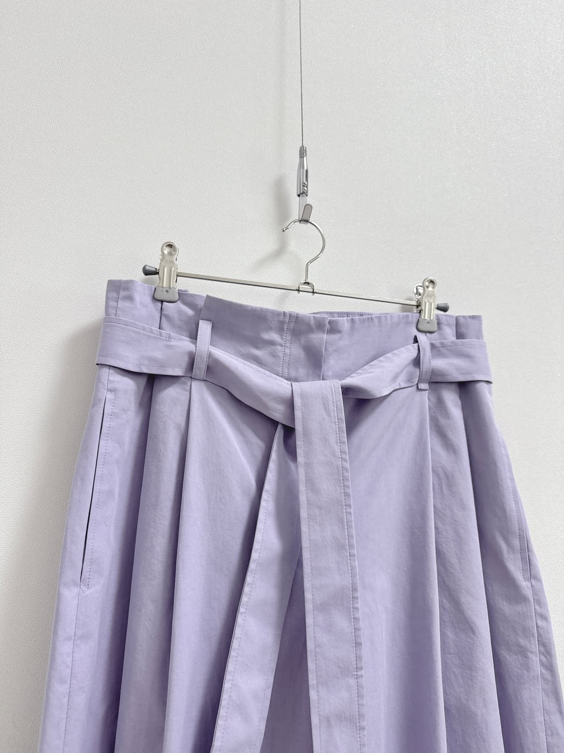 컴젠 벨티드 와이드 핀턱 팬츠 라일락 상품이미지2