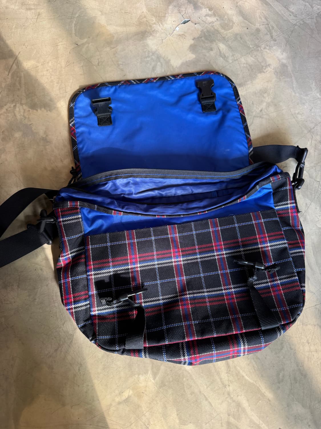 이스트팩 네온 체크 메신저백 크로스백  상품이미지4