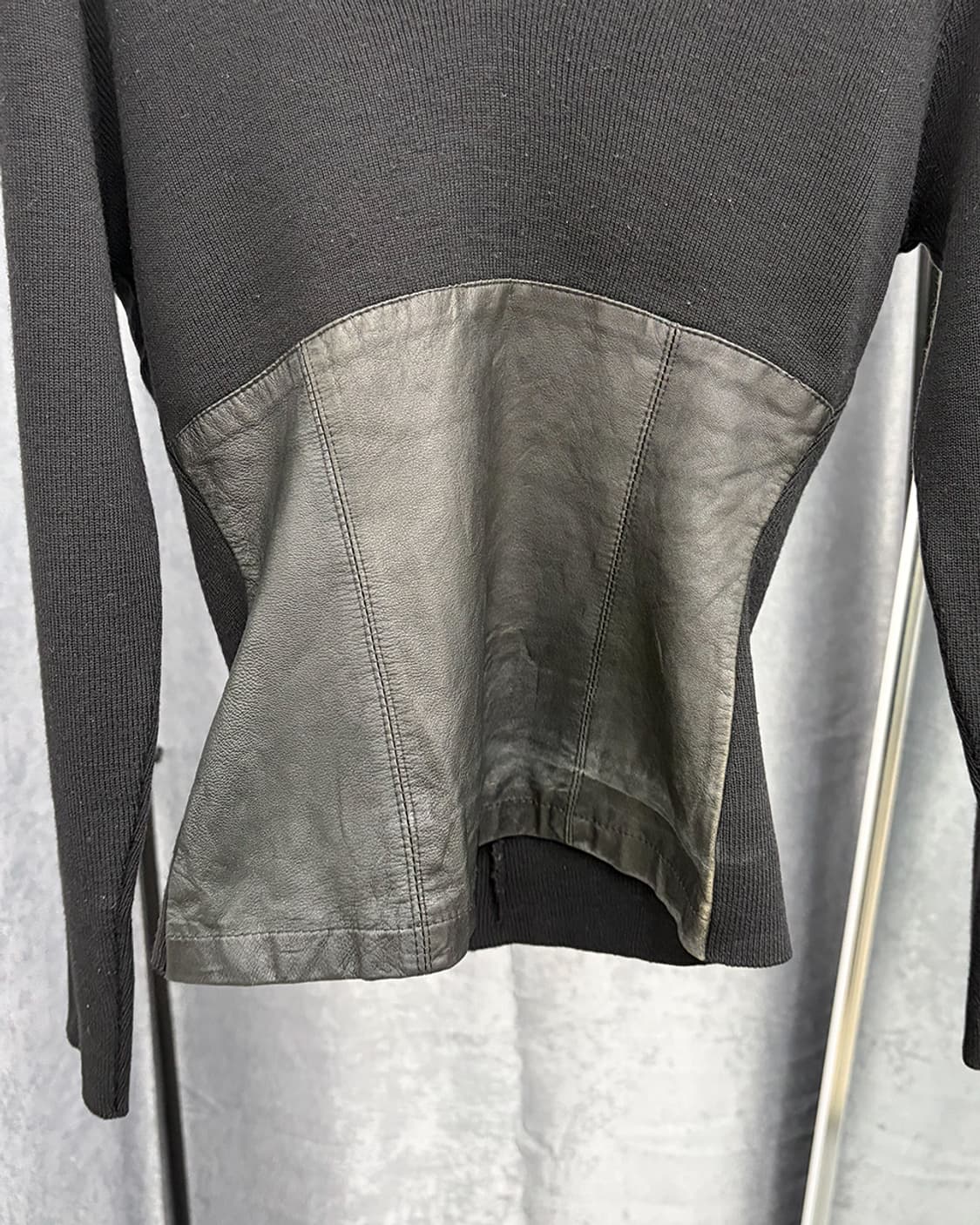 아마야 아르주아가 레더 패널 브이넥 니트 상품이미지3